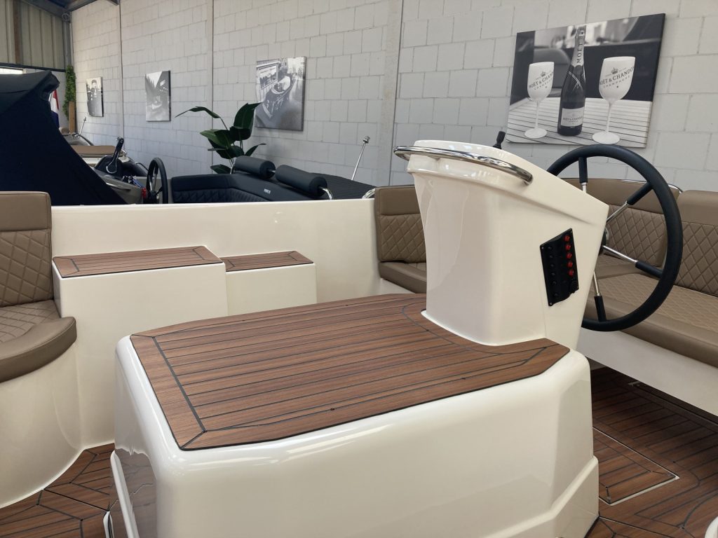 Primeur 700 Tender met Vetus 33 pk.