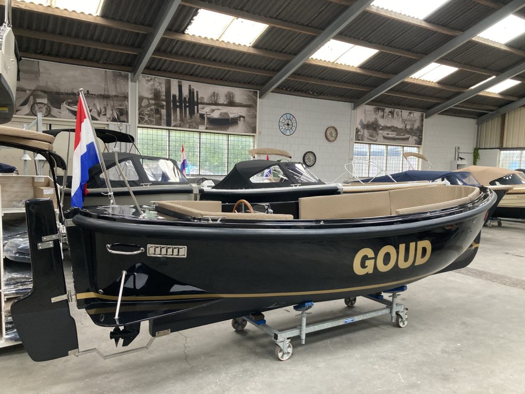 Stoer 650 met Suzuki 20 pk.