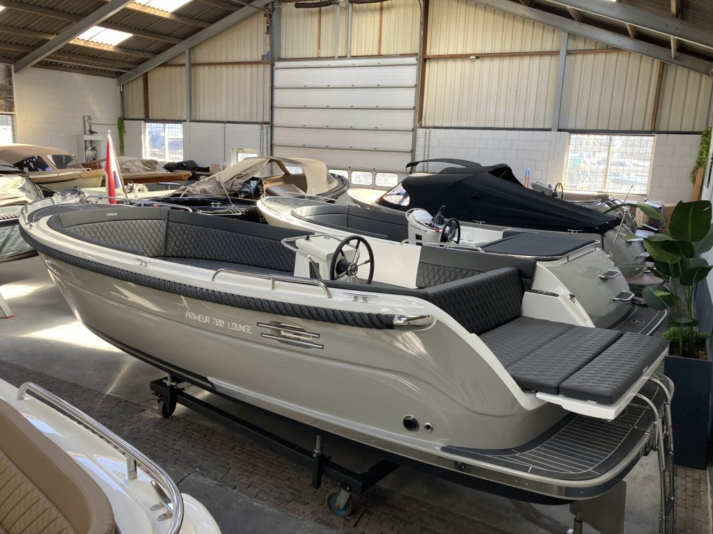 Primeur 700 lounge met Vetus 42 pk.