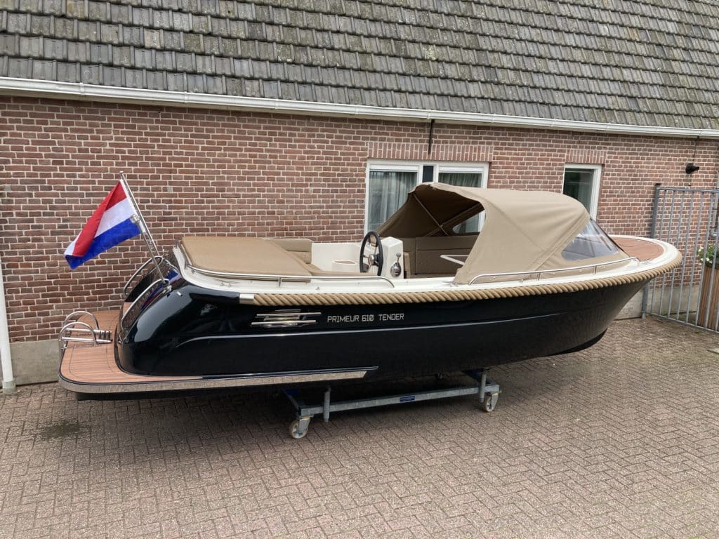 Primeur 610 met Suzuki 30 pk.