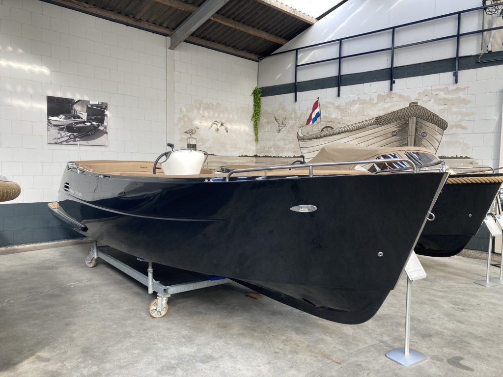 Primeur 710 met Suzuki 30 pk.