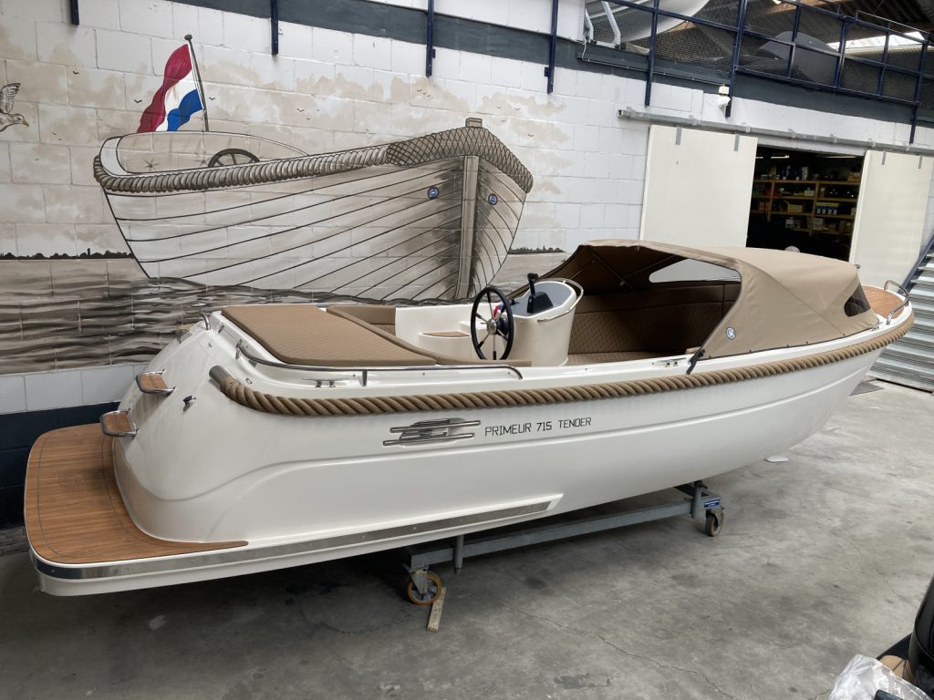 Primeur 715 met Suzuki 30 pk.