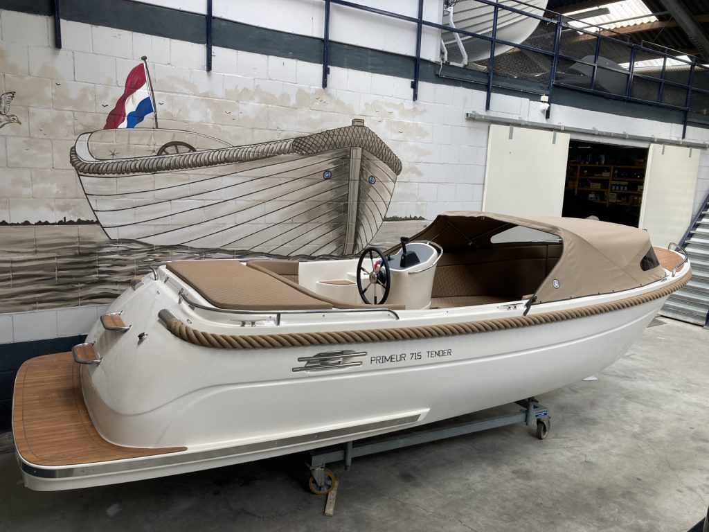 Primeur 715 met Suzuki 30 pk.