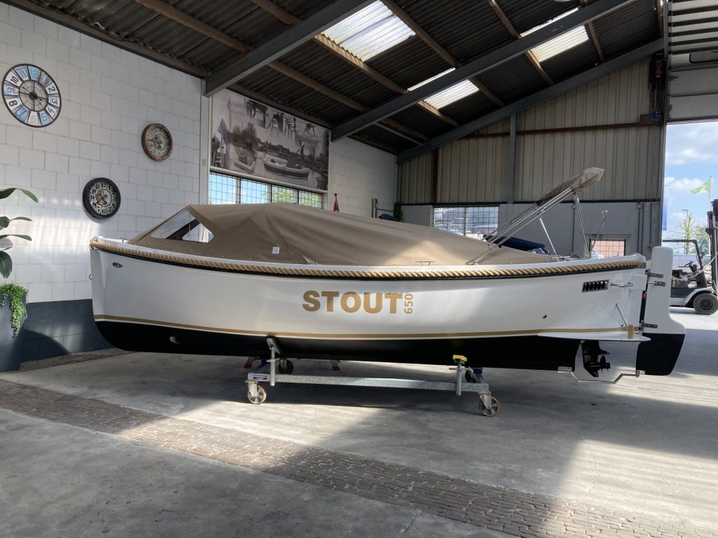 Stoer 650 met Suzuki 20 pk.