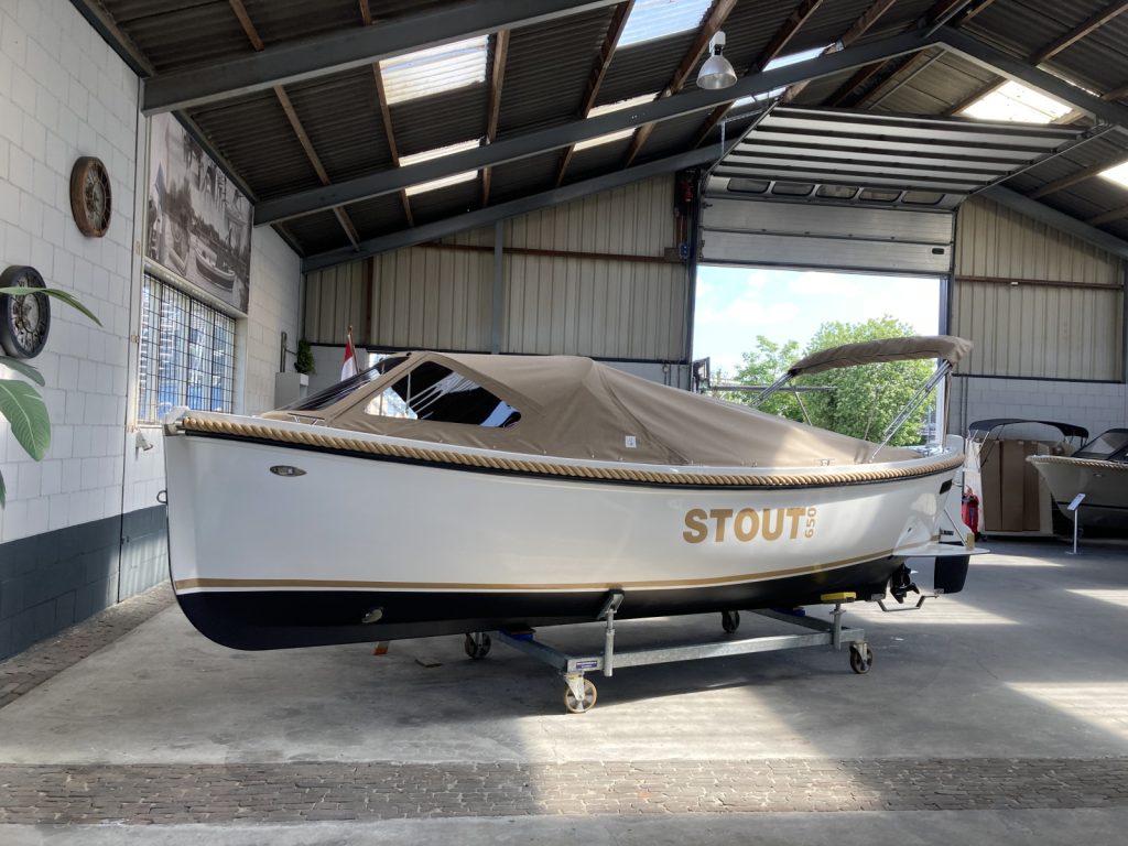 Stoer 650 met Suzuki 20 pk.