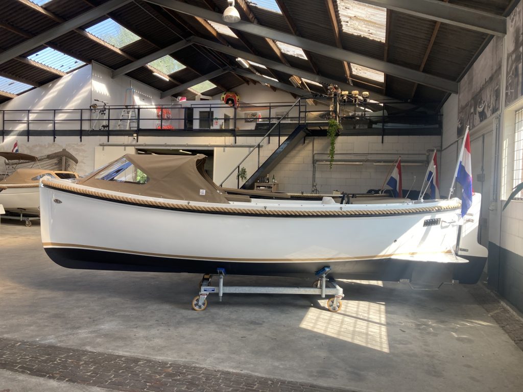 Stoer 650 met Suzuki 20 pk.