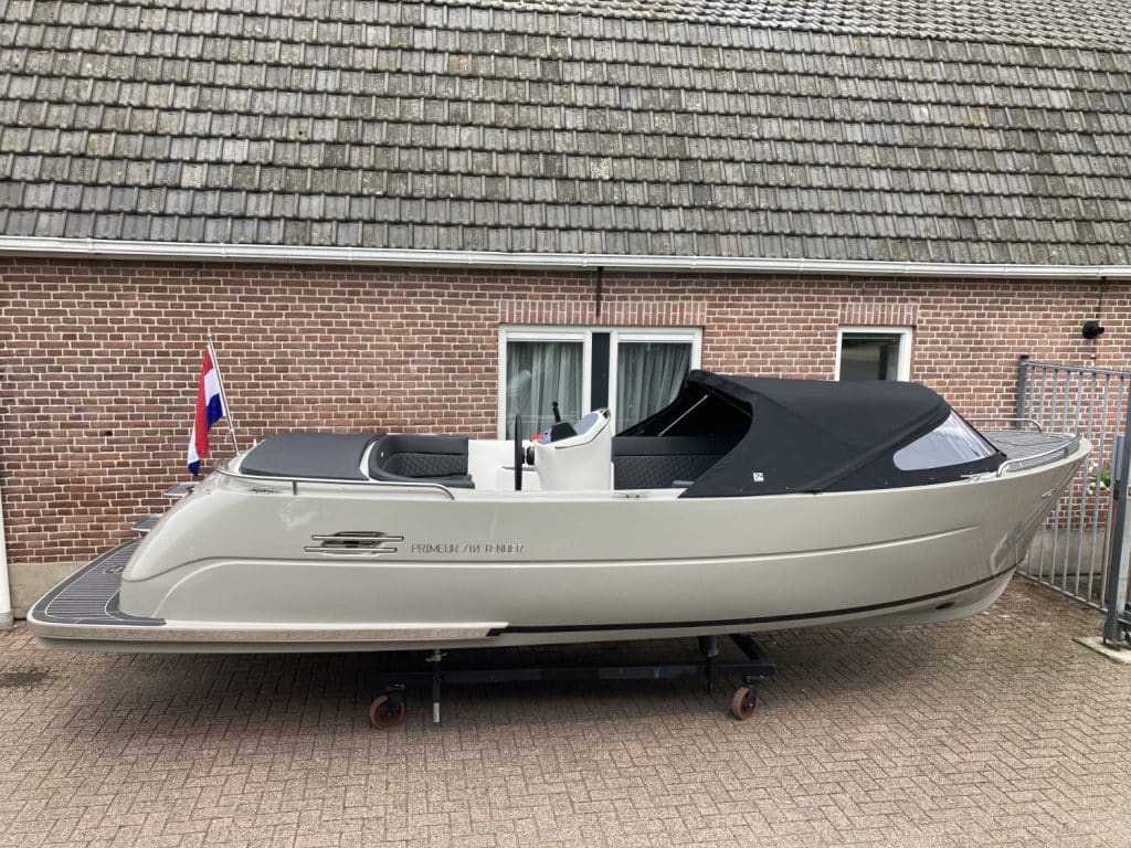 Primeur 710 met Suzuki 60 pk.