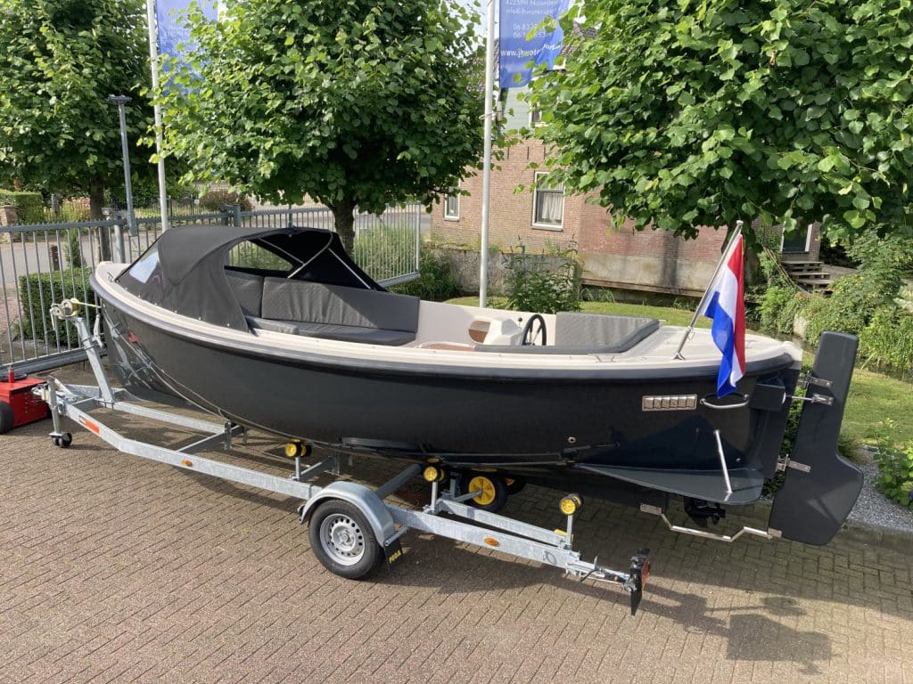 STOER 650 met Suzuki 20 pk.