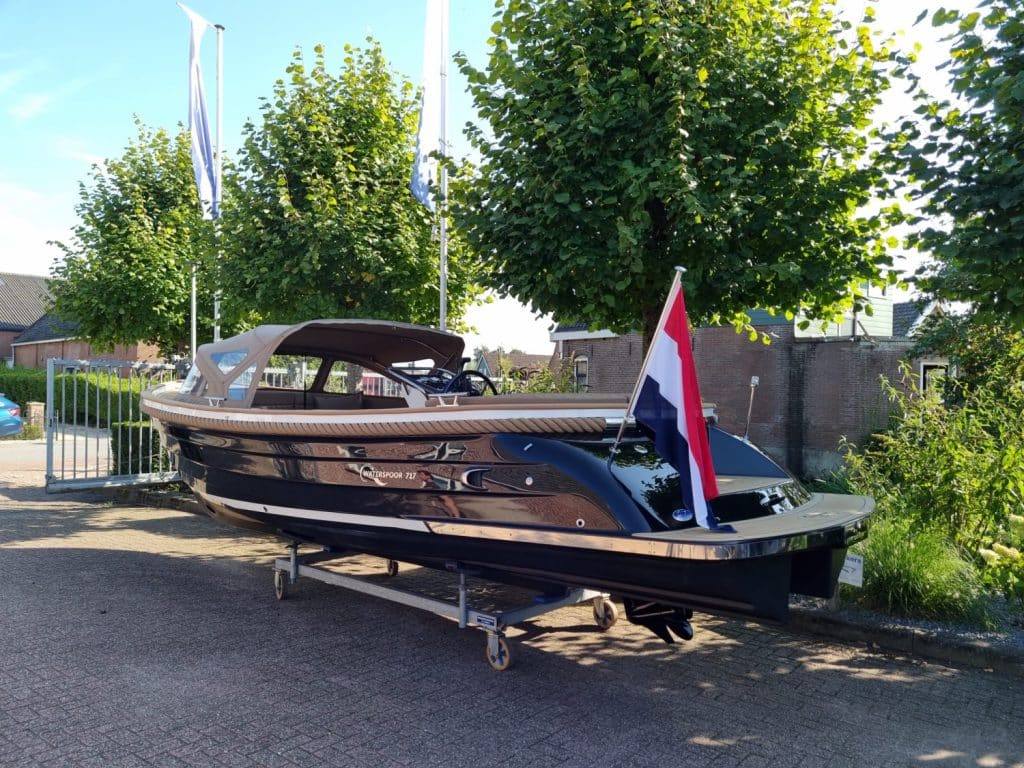 Waterspoor 717 outboard met Suzuki 140 pk.