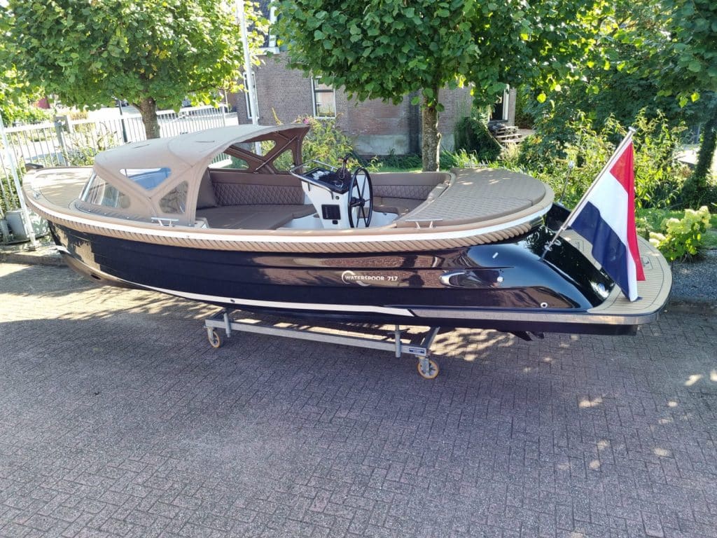 Vaarklaar Waterspoor 717 outboard.